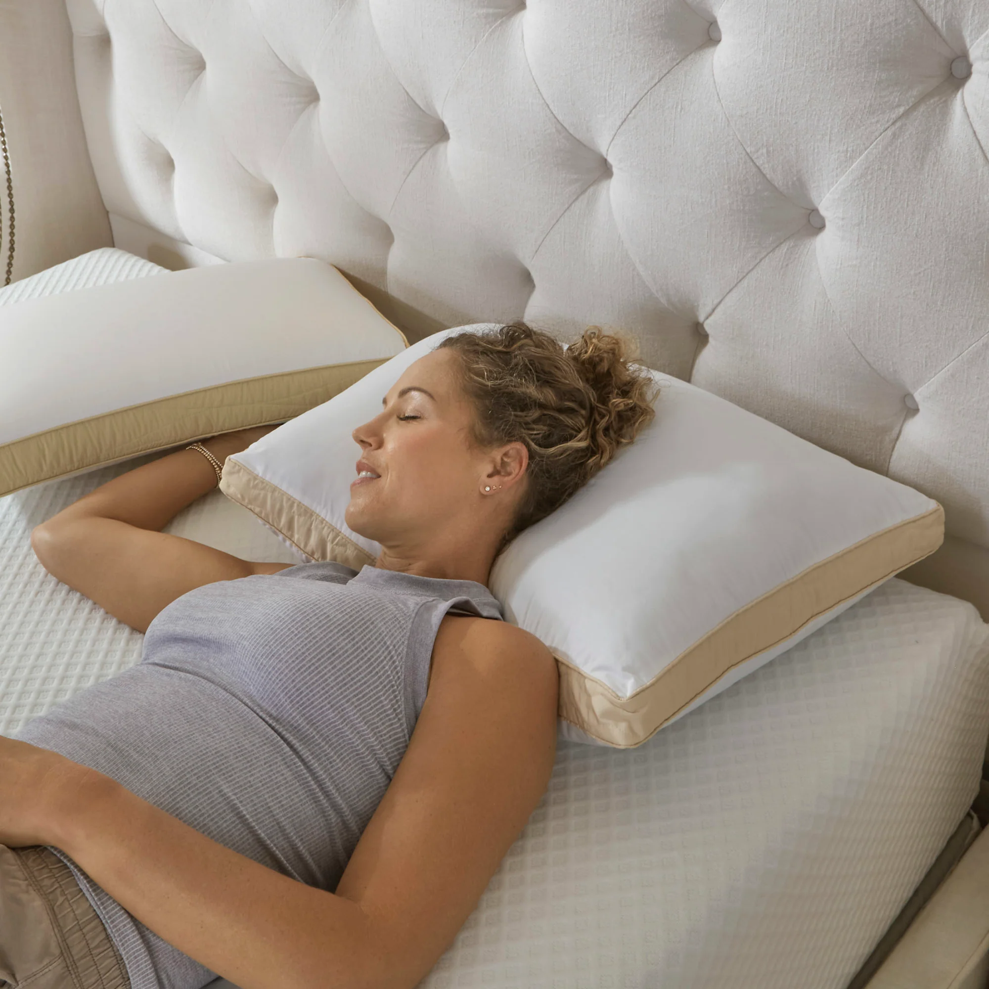 La-Z-Boy Hybrid Bliss Memory Foam | Richloft Fiber Foam Core Pillow - Image 3