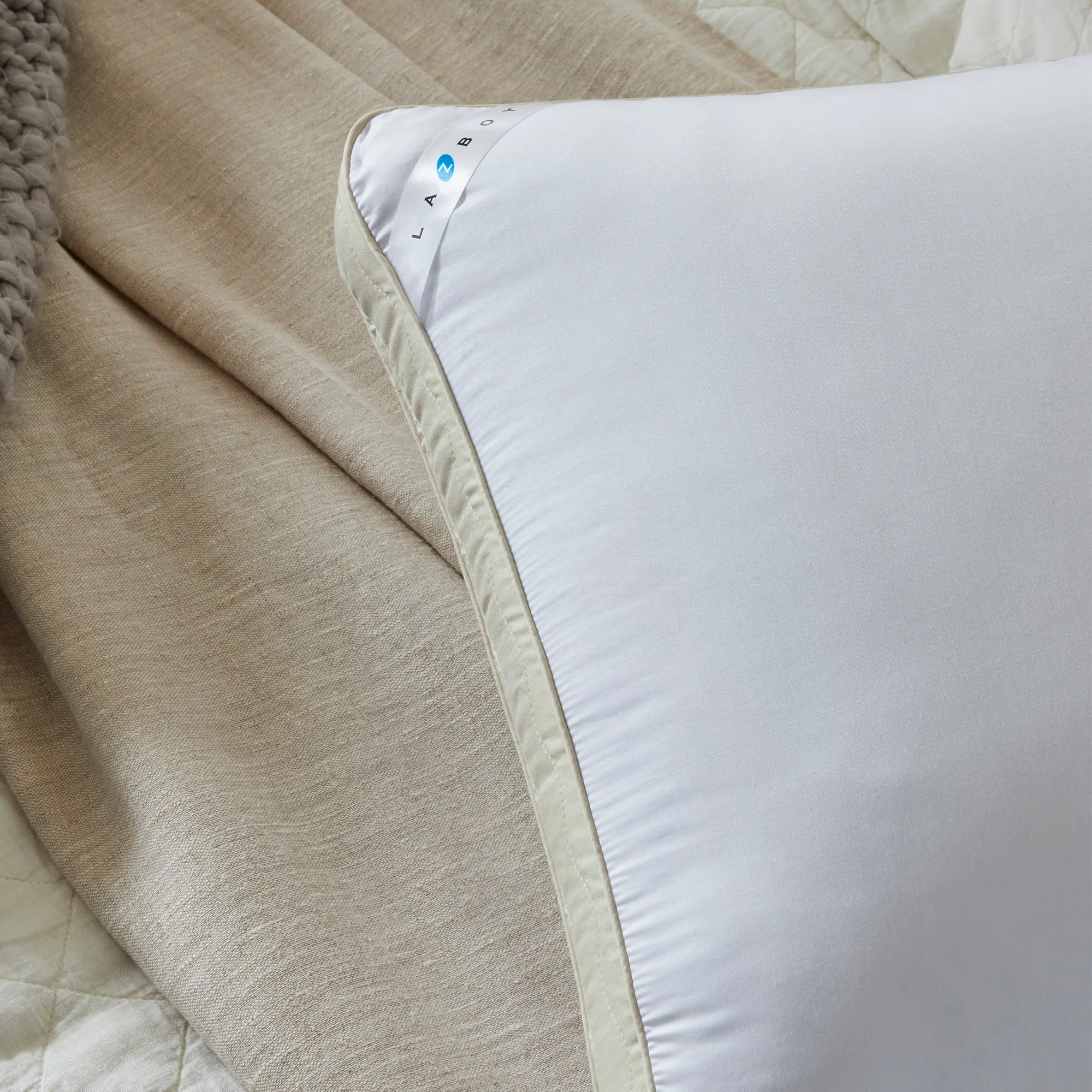 La-Z-Boy Hybrid Bliss Memory Foam | Richloft Fiber Foam Core Pillow - Image 6