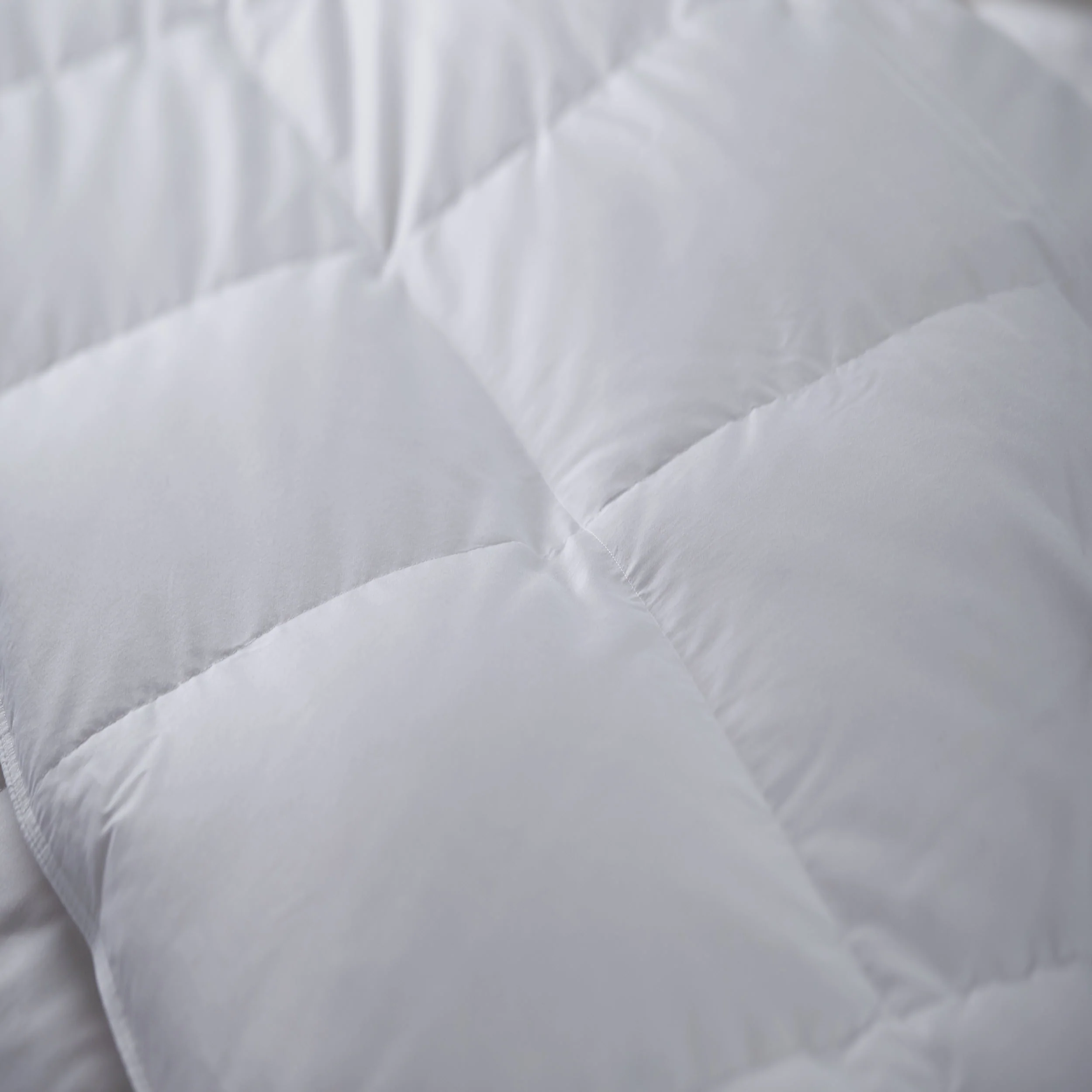 Hollander Live Comfortably White Goose Down Comforter | Level 3 Warmest - Image 2